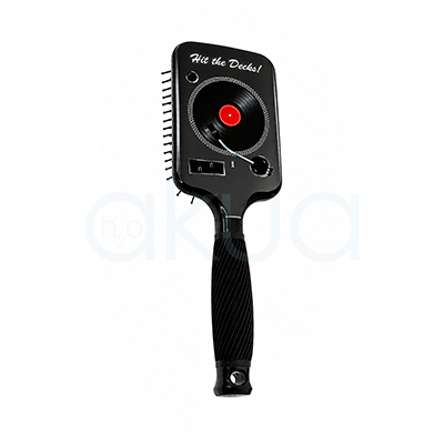 Cepillo desenredante My Mix Giubra. Cepillo paleta profesional de color negro con acabado brillante. La superficie del cepillo está cubierta por numerosas púas flexibles negras con pequeñas puntas redondeadas de color rosa, diseñadas para desenredar el cabello con suavidad. El mango ergonómico negro cuenta con un diseño acanalado para mejorar el agarre y una placa decorativa central con la inscripción “xoxo” en color blanco. El cepillo aparece ligeramente inclinado, mostrando claramente la distribución de las púas y su diseño moderno, pensado para el cuidado diario y el peinado de todo tipo de cabello. H2o Akua