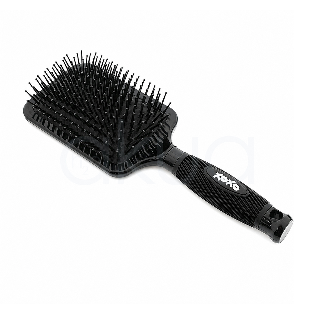 Cepillo desenredante My Mix Giubra. Cepillo paleta profesional de color negro con acabado brillante. La superficie del cepillo está cubierta por numerosas púas flexibles negras con pequeñas puntas redondeadas de color rosa, diseñadas para desenredar el cabello con suavidad. El mango ergonómico negro cuenta con un diseño acanalado para mejorar el agarre y una placa decorativa central con la inscripción “xoxo” en color blanco. El cepillo aparece ligeramente inclinado, mostrando claramente la distribución de las púas y su diseño moderno, pensado para el cuidado diario y el peinado de todo tipo de cabello. H2o Akua