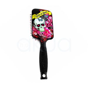 Cepillo desenredante Skrull Giubra. Cepillo paleta rectangular para cabello con diseño profesional en color negro brillante. La base del cepillo incorpora numerosas púas flexibles negras con puntas redondeadas de color rosa, diseñadas para desenredar suavemente el cabello y masajear el cuero cabelludo. El mango ergonómico negro presenta una superficie estriada para mejorar el agarre y un logotipo decorativo en el centro. El cepillo está fotografiado sobre un fondo blanco limpio, con iluminación uniforme que resalta los detalles de las púas y el acabado brillante del producto. Ideal para desenredar y peinar todo tipo de cabellos con comodidad y suavidad. H2o Akua