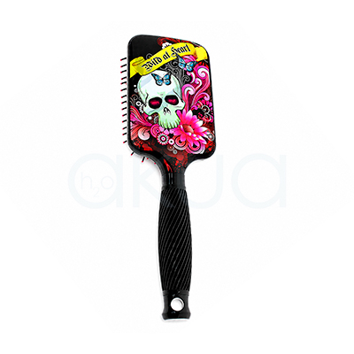Cepillo desenredante Skrull Giubra. Cepillo paleta rectangular para cabello con diseño profesional en color negro brillante. La base del cepillo incorpora numerosas púas flexibles negras con puntas redondeadas de color rosa, diseñadas para desenredar suavemente el cabello y masajear el cuero cabelludo. El mango ergonómico negro presenta una superficie estriada para mejorar el agarre y un logotipo decorativo en el centro. El cepillo está fotografiado sobre un fondo blanco limpio, con iluminación uniforme que resalta los detalles de las púas y el acabado brillante del producto. Ideal para desenredar y peinar todo tipo de cabellos con comodidad y suavidad. H2o Akua