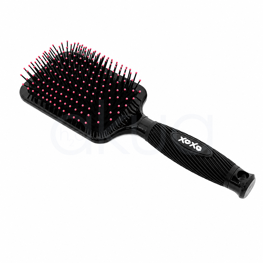 Cepillo desenredante Skrull Giubra. Cepillo paleta rectangular para cabello con diseño profesional en color negro brillante. La base del cepillo incorpora numerosas púas flexibles negras con puntas redondeadas de color rosa, diseñadas para desenredar suavemente el cabello y masajear el cuero cabelludo. El mango ergonómico negro presenta una superficie estriada para mejorar el agarre y un logotipo decorativo en el centro. El cepillo está fotografiado sobre un fondo blanco limpio, con iluminación uniforme que resalta los detalles de las púas y el acabado brillante del producto. Ideal para desenredar y peinar todo tipo de cabellos con comodidad y suavidad. H2o Akua