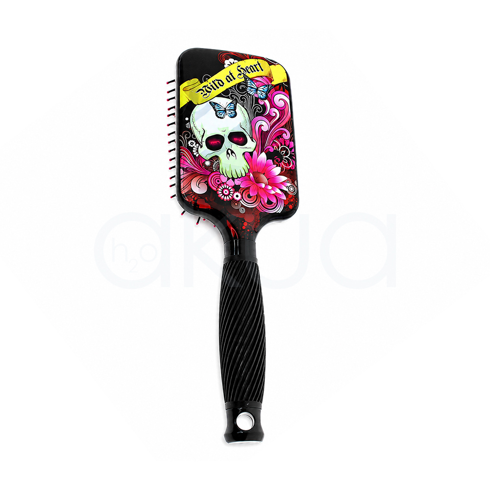 Cepillo desenredante Skrull Giubra. Cepillo paleta rectangular para cabello con diseño profesional en color negro brillante. La base del cepillo incorpora numerosas púas flexibles negras con puntas redondeadas de color rosa, diseñadas para desenredar suavemente el cabello y masajear el cuero cabelludo. El mango ergonómico negro presenta una superficie estriada para mejorar el agarre y un logotipo decorativo en el centro. El cepillo está fotografiado sobre un fondo blanco limpio, con iluminación uniforme que resalta los detalles de las púas y el acabado brillante del producto. Ideal para desenredar y peinar todo tipo de cabellos con comodidad y suavidad. H2o Akua