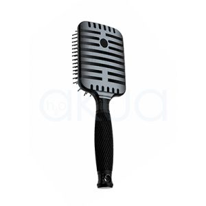 Cepillo desenredante The Voice Giubra. Cepillo paleta rectangular para cabello en color negro brillante, fotografiado sobre un fondo blanco. La base incorpora numerosas púas flexibles negras con puntas redondeadas de color rosa distribuidas uniformemente para desenredar el cabello con suavidad. El mango ergonómico, también negro, presenta un diseño estriado que mejora el agarre y una placa decorativa con el logotipo “xoxo” en color blanco. El cepillo aparece inclinado en diagonal, mostrando claramente su superficie de trabajo y su diseño moderno, ideal para el cuidado diario y el desenredado de todo tipo de cabellos.H2o Akua