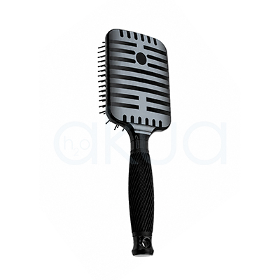 Cepillo desenredante The Voice Giubra. Cepillo paleta rectangular para cabello en color negro brillante, fotografiado sobre un fondo blanco. La base incorpora numerosas púas flexibles negras con puntas redondeadas de color rosa distribuidas uniformemente para desenredar el cabello con suavidad. El mango ergonómico, también negro, presenta un diseño estriado que mejora el agarre y una placa decorativa con el logotipo “xoxo” en color blanco. El cepillo aparece inclinado en diagonal, mostrando claramente su superficie de trabajo y su diseño moderno, ideal para el cuidado diario y el desenredado de todo tipo de cabellos.H2o Akua