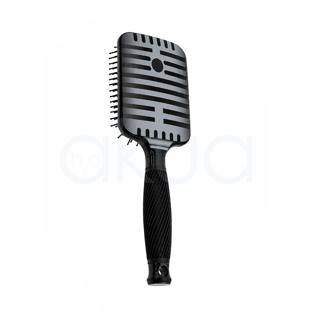 Cepillo desenredante The Voice Giubra. Cepillo paleta rectangular para cabello en color negro brillante, fotografiado sobre un fondo blanco. La base incorpora numerosas púas flexibles negras con puntas redondeadas de color rosa distribuidas uniformemente para desenredar el cabello con suavidad. El mango ergonómico, también negro, presenta un diseño estriado que mejora el agarre y una placa decorativa con el logotipo “xoxo” en color blanco. El cepillo aparece inclinado en diagonal, mostrando claramente su superficie de trabajo y su diseño moderno, ideal para el cuidado diario y el desenredado de todo tipo de cabellos.H2o Akua