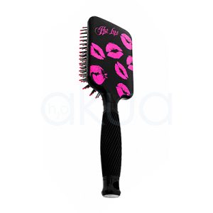 Cepillo desentedante Kisses Giubra. Cepillo paddle desenredante de color negro con diseño decorativo de labios en tonos rosa fucsia impresos sobre la parte trasera del cabezal. En la esquina superior izquierda aparece la frase "Hot Lips" escrita en letra cursiva rosa. El cepillo cuenta con púas negras flexibles terminadas en pequeñas bolitas rosas para un cepillado suave del cuero cabelludo. Su mango ergonómico negro presenta un acabado estriado que mejora el agarre y un orificio en el extremo para colgarlo. La imagen está tomada sobre un fondo claro, destacando el contraste entre el negro brillante del cepillo y los detalles decorativos en color rosa. H2o akua