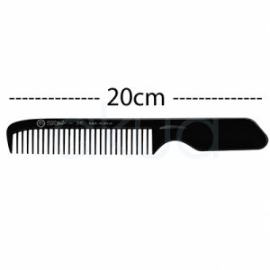 Peine corte caballero H2oAkua. Peine profesional de corte y peinado fabricado en color negro brillante. El peine tiene una longitud total de 20 cm, indicada mediante una línea de medición con el texto "20 cm" situado en la parte superior de la imagen. Cuenta con púas finas y uniformemente espaciadas para desenredar, seccionar y peinar el cabello con precisión. El mango ergonómico incorpora una ligera curvatura para facilitar el agarre y mejorar el control durante el trabajo. En la parte superior del peine aparece la marca y la inscripción "Made in Spain".
