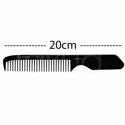 Peine corte caballero H2oAkua. Peine profesional de corte y peinado fabricado en color negro brillante. El peine tiene una longitud total de 20 cm, indicada mediante una línea de medición con el texto "20 cm" situado en la parte superior de la imagen. Cuenta con púas finas y uniformemente espaciadas para desenredar, seccionar y peinar el cabello con precisión. El mango ergonómico incorpora una ligera curvatura para facilitar el agarre y mejorar el control durante el trabajo. En la parte superior del peine aparece la marca y la inscripción "Made in Spain".