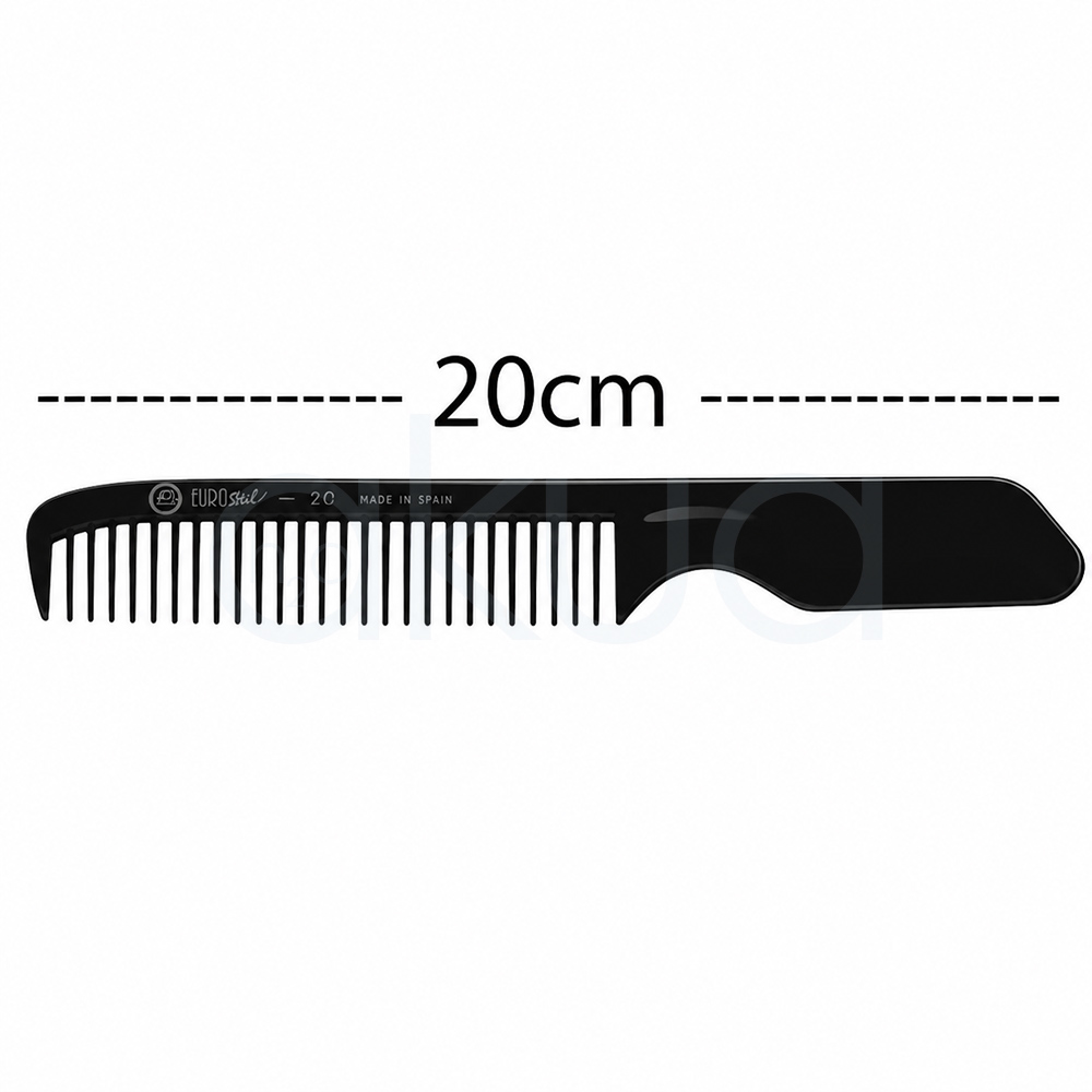 Peine corte caballero H2oAkua. Peine profesional de corte y peinado fabricado en color negro brillante. El peine tiene una longitud total de 20 cm, indicada mediante una línea de medición con el texto "20 cm" situado en la parte superior de la imagen. Cuenta con púas finas y uniformemente espaciadas para desenredar, seccionar y peinar el cabello con precisión. El mango ergonómico incorpora una ligera curvatura para facilitar el agarre y mejorar el control durante el trabajo. En la parte superior del peine aparece la marca y la inscripción "Made in Spain".