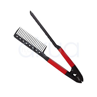Peine para peinado altas temperaturas H2oAkua. Peine profesional para peinado y moldeado a altas temperaturas con diseño tipo pinza. La herramienta combina un peine de dientes finos y separados en uno de sus brazos con una punta larga de seccionado en el otro, permitiendo sujetar, separar y trabajar mechones con precisión durante el peinado. Está fabricado en color negro con mangos ergonómicos en rojo intenso que facilitan el agarre y el control. Su estructura articulada tipo tenaza permite manipular el cabello de forma cómoda mientras se utiliza el secador o herramientas térmicas. La imagen destaca su diseño profesional orientado a peluquería y estilismo capilar.