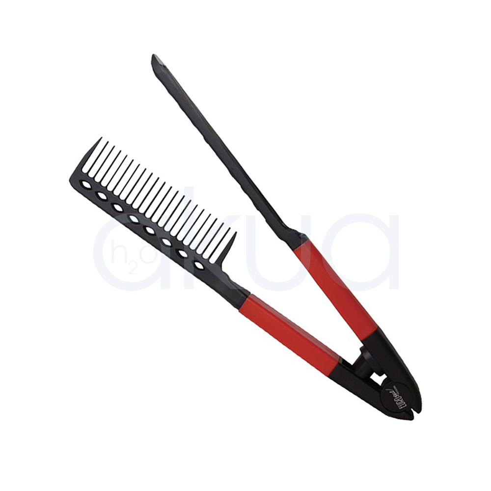 Peine para peinado altas temperaturas H2oAkua. Peine profesional para peinado y moldeado a altas temperaturas con diseño tipo pinza. La herramienta combina un peine de dientes finos y separados en uno de sus brazos con una punta larga de seccionado en el otro, permitiendo sujetar, separar y trabajar mechones con precisión durante el peinado. Está fabricado en color negro con mangos ergonómicos en rojo intenso que facilitan el agarre y el control. Su estructura articulada tipo tenaza permite manipular el cabello de forma cómoda mientras se utiliza el secador o herramientas térmicas. La imagen destaca su diseño profesional orientado a peluquería y estilismo capilar.