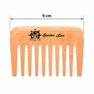 Peine para barba Barber Line. Peine de barba compacto fabricado en madera natural clara con acabado suave y vetas visibles. Presenta un diseño rectangular con esquinas redondeadas y dientes anchos y separados, ideales para desenredar y dar forma a la barba sin tirones. En la parte frontal aparece grabado el logotipo de estilo marinero y la inscripción "Barber Line" en color negro. Sobre el peine se muestra una línea de medición horizontal con flechas en ambos extremos y el texto "9 cm", indicando la anchura total del producto de lado a lado. H2o Akua
