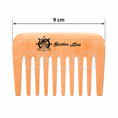Peine para barba Barber Line. Peine de barba compacto fabricado en madera natural clara con acabado suave y vetas visibles. Presenta un diseño rectangular con esquinas redondeadas y dientes anchos y separados, ideales para desenredar y dar forma a la barba sin tirones. En la parte frontal aparece grabado el logotipo de estilo marinero y la inscripción "Barber Line" en color negro. Sobre el peine se muestra una línea de medición horizontal con flechas en ambos extremos y el texto "9 cm", indicando la anchura total del producto de lado a lado. H2o Akua