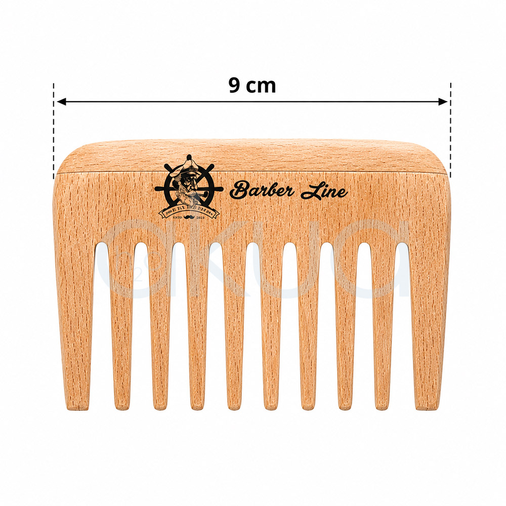 Peine para barba Barber Line. Peine de barba compacto fabricado en madera natural clara con acabado suave y vetas visibles. Presenta un diseño rectangular con esquinas redondeadas y dientes anchos y separados, ideales para desenredar y dar forma a la barba sin tirones. En la parte frontal aparece grabado el logotipo de estilo marinero y la inscripción "Barber Line" en color negro. Sobre el peine se muestra una línea de medición horizontal con flechas en ambos extremos y el texto "9 cm", indicando la anchura total del producto de lado a lado. H2o Akua