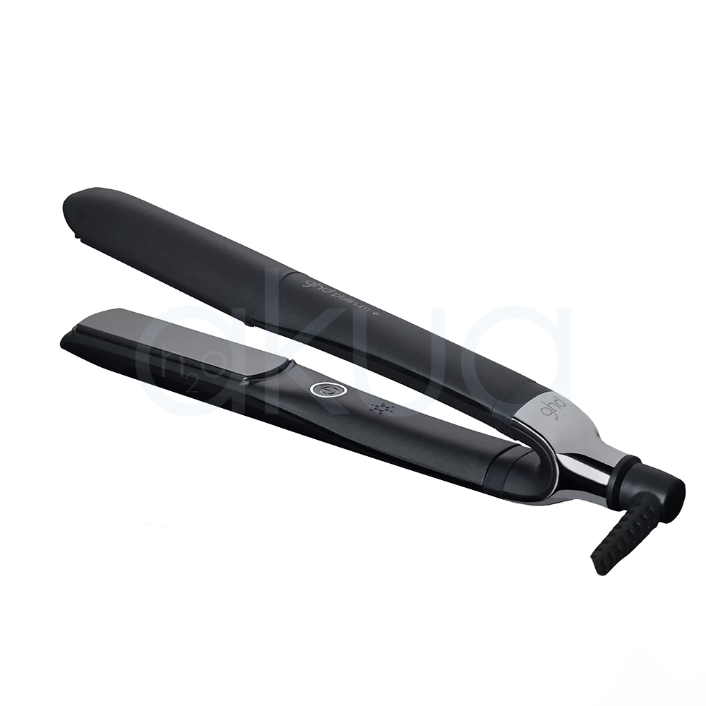 Plancha ghd Platinum+ negra. Plancha de pelo profesional GHD Platinum+ en color negro, presentada junto a su caja original negra con detalles dorados. La plancha aparece cerrada y colocada en diagonal sobre fondo blanco, mostrando un diseño elegante y minimalista. El cable giratorio y los acabados metálicos resaltan su aspecto premium, mientras que el embalaje refleja la imagen sofisticada de la marca. H2o Akua