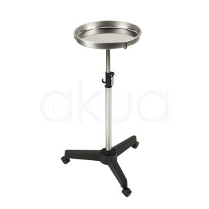 Plato acero inox regulable con pie y ruedas H2oAkua. Soporte auxiliar profesional con bandeja circular de acero inoxidable y altura regulable. Dispone de una columna central metálica con sistema de ajuste y una base de tres brazos en color negro con ruedas giratorias para facilitar su desplazamiento. La bandeja superior cuenta con bordes elevados para evitar la caída de objetos.