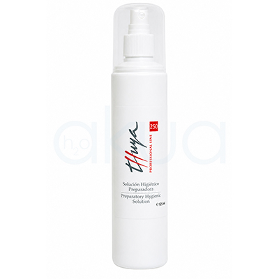 Solucion higienico preparadora Thuya 250ml. Botella pulverizadora blanca de 125 ml de la línea profesional Thuya. El envase es cilíndrico y cuenta con un difusor blanco protegido por una tapa transparente. En la etiqueta frontal aparece el logotipo de Thuya en gris y rojo, junto al texto "Solución Higiénico Preparadora / Preparatory Hygienic Solution". El diseño es minimalista y está fotografiado sobre un fondo blanco, resaltando el aspecto limpio y profesional del producto. H2o Akua