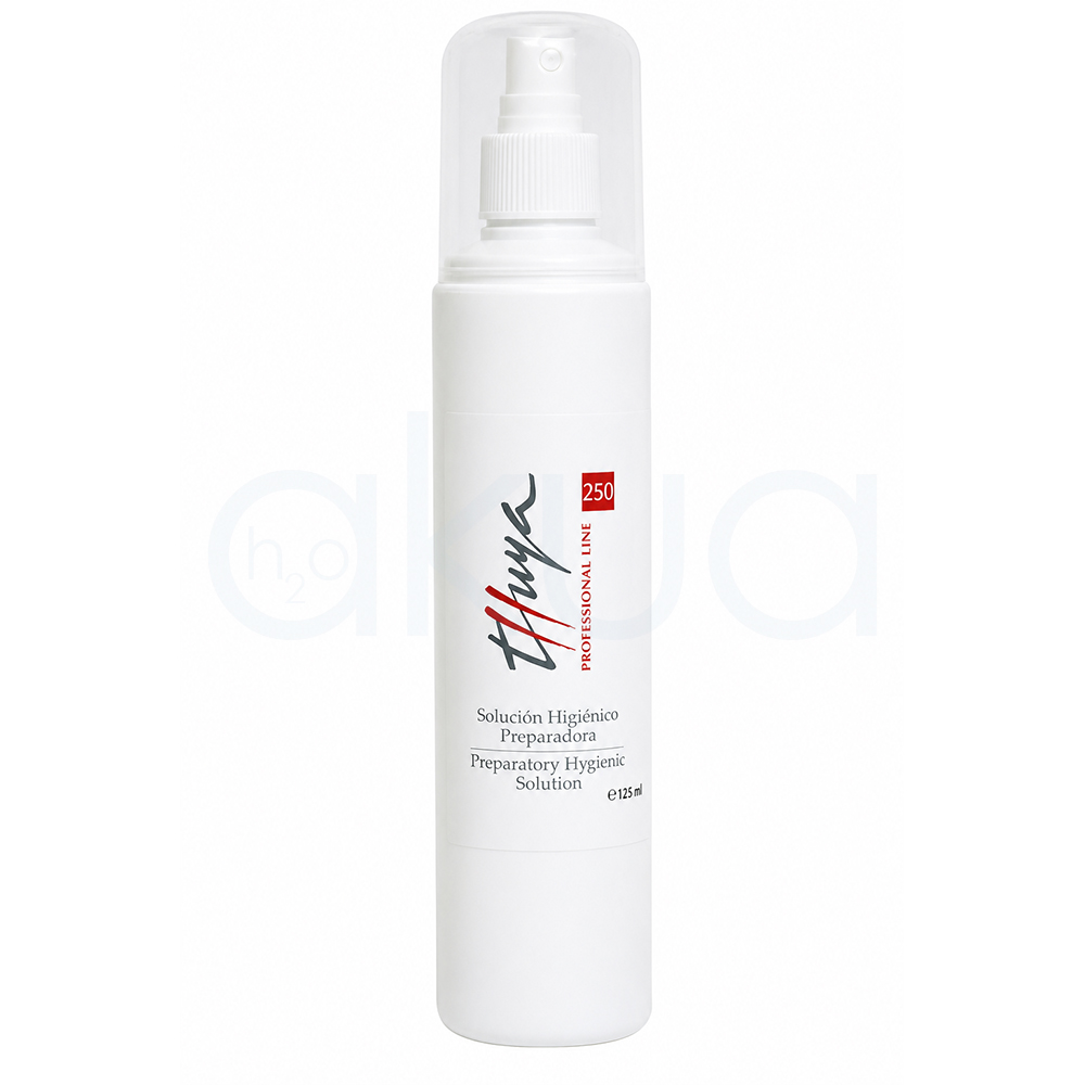 Solucion higienico preparadora Thuya 250ml. Botella pulverizadora blanca de 125 ml de la línea profesional Thuya. El envase es cilíndrico y cuenta con un difusor blanco protegido por una tapa transparente. En la etiqueta frontal aparece el logotipo de Thuya en gris y rojo, junto al texto "Solución Higiénico Preparadora / Preparatory Hygienic Solution". El diseño es minimalista y está fotografiado sobre un fondo blanco, resaltando el aspecto limpio y profesional del producto. H2o Akua