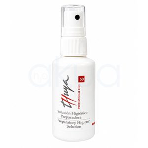 Solucion higienico preparadora Thuya 50ml. Botella pulverizadora blanca de 50 ml de la línea profesional Thuya. Incorpora un difusor blanco con tapa transparente y etiqueta con el logotipo de la marca en tonos gris y rojo. En la parte frontal se lee "Solución Higiénico Preparadora / Preparatory Higienic Solution". H2o Akua