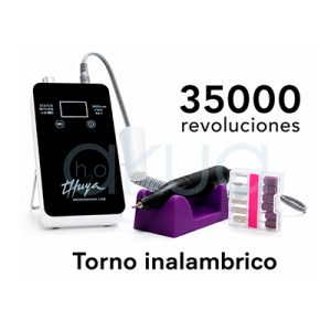 Torno inalambrico 35000 revoluciones Thuya. A la izquierda aparece la unidad de control rectangular en color negro con pantalla digital y cable gris conectado. En el centro se muestra el mango del torno negro apoyado sobre una base soporte morada. A la derecha hay un estuche transparente con diferentes fresas metálicas y bandas de lijado para manicura. En la parte superior derecha destaca el texto grande “35000 revoluciones”. En la parte inferior de la imagen aparece el texto “Torno inalámbrico” en letras negras de gran tamaño. El conjunto presenta un diseño moderno, limpio y orientado a la venta online de productos profesionales para manicura y estética. H2o Akua