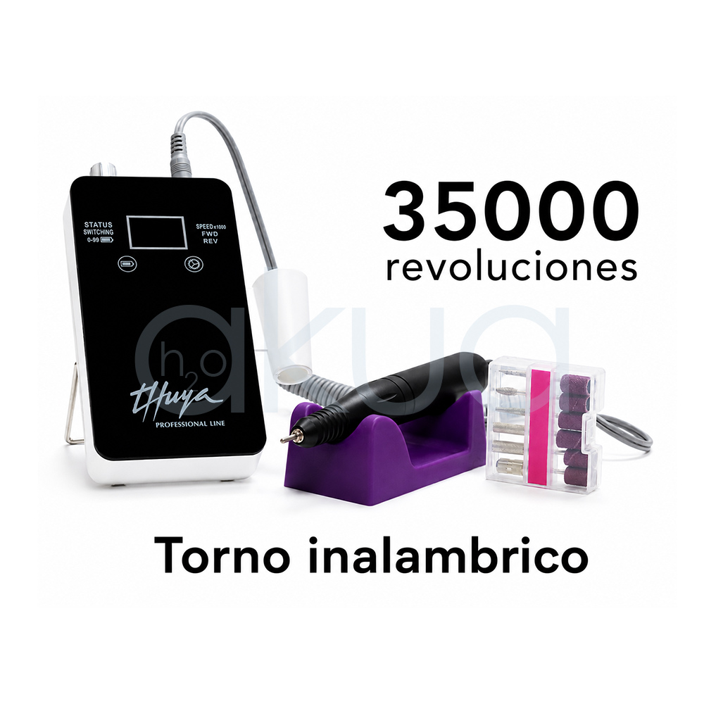 Torno inalambrico 35000 revoluciones Thuya. A la izquierda aparece la unidad de control rectangular en color negro con pantalla digital y cable gris conectado. En el centro se muestra el mango del torno negro apoyado sobre una base soporte morada. A la derecha hay un estuche transparente con diferentes fresas metálicas y bandas de lijado para manicura. En la parte superior derecha destaca el texto grande “35000 revoluciones”. En la parte inferior de la imagen aparece el texto “Torno inalámbrico” en letras negras de gran tamaño. El conjunto presenta un diseño moderno, limpio y orientado a la venta online de productos profesionales para manicura y estética. H2o Akua