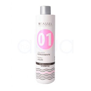 Permanente nº1 cabellos naturales Tassel 500ml. Frasco cilíndrico de color blanco mate con un tapón de rosca de metal plateado. El frasco está posicionado en vertical, en el centro, y se ve de frente. El logotipo de la marca TASSEL en color gris oscuro se encuentra en la parte superior del frasco. Debajo, en un círculo de color rosa fucsia vibrante, el número "01" está escrito en color blanco. Más abajo, las palabras "LÍQUIDO PERMANENTE" y "PERM LIQUID" están escritas en color negro. Una franja negra horizontal contiene las palabras "PARA CABELLOS NATURALES" y "FOR NATURAL HAIR" en color blanco. H2o Akua