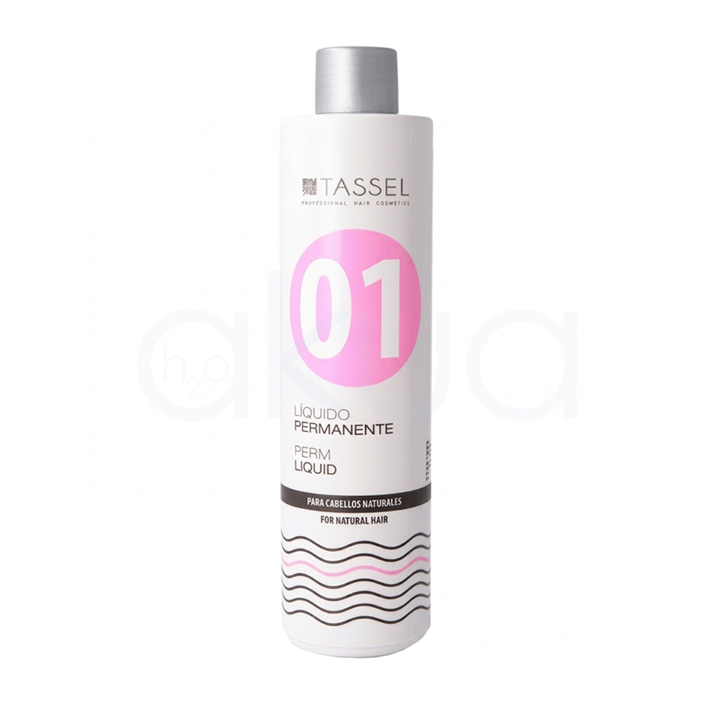Permanente nº1 cabellos naturales Tassel 500ml. Frasco cilíndrico de color blanco mate con un tapón de rosca de metal plateado. El frasco está posicionado en vertical, en el centro, y se ve de frente. El logotipo de la marca TASSEL en color gris oscuro se encuentra en la parte superior del frasco. Debajo, en un círculo de color rosa fucsia vibrante, el número "01" está escrito en color blanco. Más abajo, las palabras "LÍQUIDO PERMANENTE" y "PERM LIQUID" están escritas en color negro. Una franja negra horizontal contiene las palabras "PARA CABELLOS NATURALES" y "FOR NATURAL HAIR" en color blanco. H2o Akua
